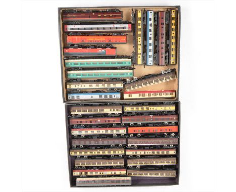 N gauge model railway passenger coaches; a good quantity of loose examples in two trays, makers include Lima Graham Farish, B