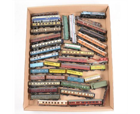 N gauge model railway passenger coaches, rolling stock and dummy cars; a good quantity of loose examples in one tray, makers 