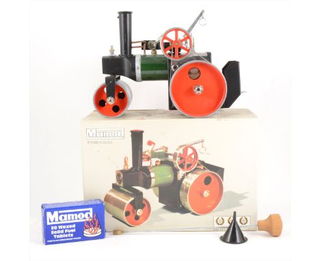 Mamod live steam; SR1a steam roller engine, boxed with inner card tray, steering pole, burner, scuttle, funnel and fuel table
