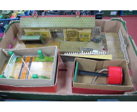 A Quantity of Tinplate Hornby 'O' Gauge Trackside Buildings and Accessories,to include s pre-war station building with ramps 