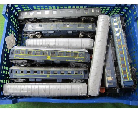 Seventeen 'HO' Gauge Unboxed Continental Outline Coaches by Lima, Jouef, etc, Swiss, German Railway liveries (10 items) 'Comp