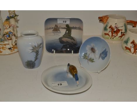 A Royal Copenhagen trinket dish, Langelinie, a similar vase 2672; etc (4)