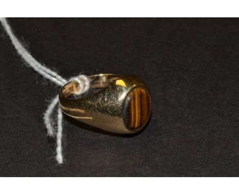 A 9ct gold and agate gentleman's signet ring, 4.5g