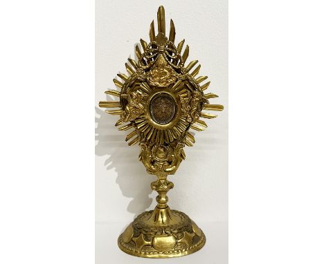 Monstranz, Messingbronze, ovaler, ornamentierter Sockel, Schaft mit Nodus, Reliquienbehälter mit Glas im Zentrum, darin ein f