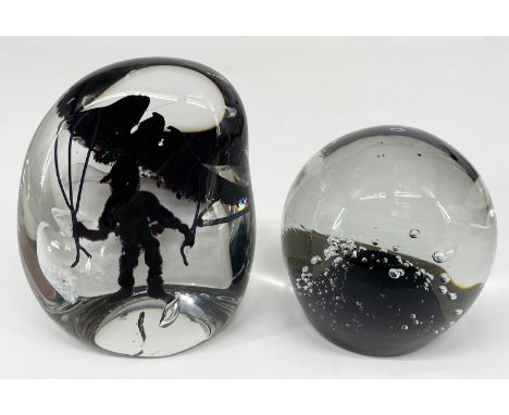 Zwei Briefbeschwerer/Paperweights: Farbloser Polster mit sehr dunklen violetten Einschmelzungen und kleinen Luftblasen, Etike