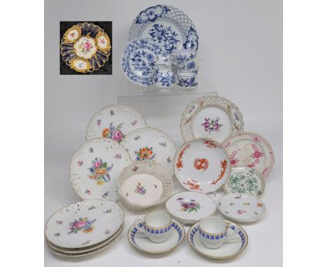 Großes Konvolut Meissen und Nymphenburg. Meissen: 1 Prunkteller, kobaldblau, weiß, gold, D 23 cm; 2 Tassen mit Untertassen, D