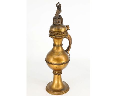 Weinkrug mit Finial eines Wilden: große Schenkkanne, Messingbronze, gehämmert. Mit Drachen als Henkel sowie einem bärtigen, i