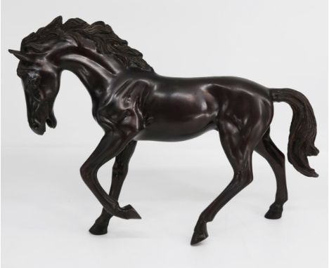Pferdeskulptur. Schreitendes Pferd, am Huf bez.: "P J MENE", Bronze, Altersspuren, 42 x 54 cm; Gewicht 7,7 kg. / Horse sculpt