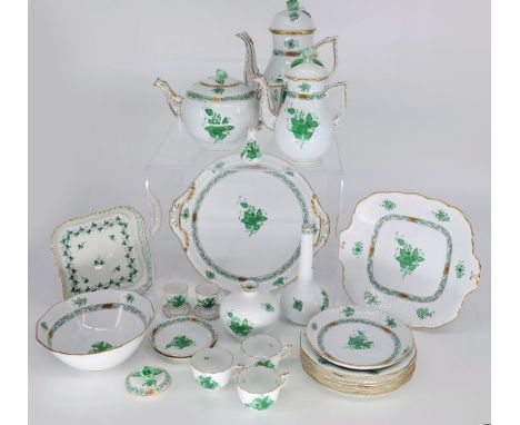 Konvolut Herend Aponyi Grün etc.: 6 Kuchenteller D 19 cm; 3 Tassen D 6,5 cm; 3 Vasen von 6,5 bis 19 cm; 2 Untertassen D 11,5 