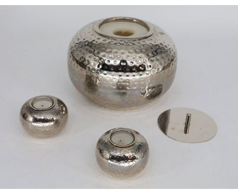 Lambert, 3 Objekte: dekorativer Kerzenständer, H 17 cm, D 24 cm; 2 Kerzenständer, H 7 cm, D 10 cm, Gebrauchsspuren. Lambert, 