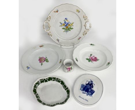Konvolut Meissen, Porzellan, Schwertermarke Meißen: Ovales Bild einer Bäuerin "Spinasch und Sürken", 17 x 14,5, erste Wahl; S