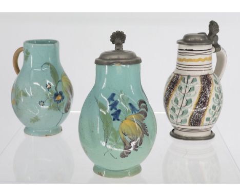 3 Fayence Krüge, 18. Jh./19. Jh.: 2 x türkisfarben mit Tulpen und anderen Blumen in Mangan, Grün, Gelb und Blau, einer mit Zi