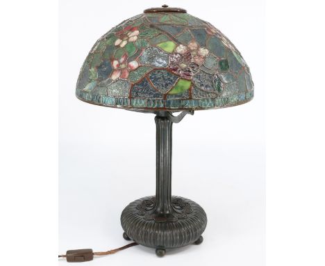 Tischlampe Tiffany, New York - Schirm farbig, zum Teil marmoriertes Glas mit Bleiverglasung. Lampenfuß auf fünf Kügelfüßchen,