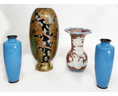 Konvolut asiatische Vasen: Paar Cloisonneé-Vasen, Messing, langovoider Vasenkorpus mit kurzem taillierten Hals, Schauseite mi