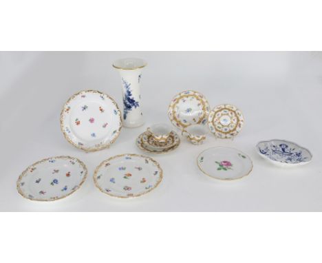 Konvolut Meissen, alle Schwertermarke Meißen: 1 x Vase, Goldrand, blaue Blumen, Knaufschwerter, 1. Wahl, H 24,4 cm; 2 x Mokka