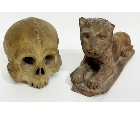 Figur eines liegenden Löwen, Ton oder Terrakotta?, 23,5 x 8,5 cm; Totenkopf, Fragment, Holz, farbige Fassung, H. 12 cm, Riss,