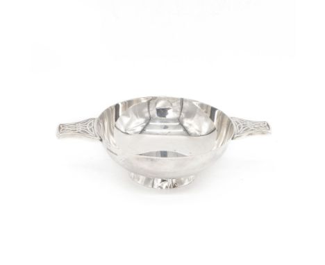 Modern Scottish silver quaich, of plain circular form with Celtic design twin handles, hallmarked Carr's of Sheffield Ltd, Ed