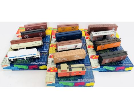 Roundhouse HO Scale Lot of Assorted Freight Wagons (x13) Boxed