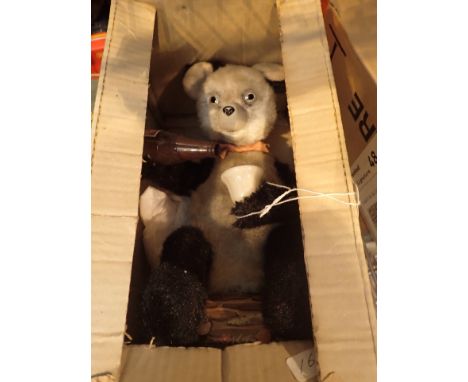 Vintage battery operated picnic bear CONDITION REPORT: This item is working at lotting.