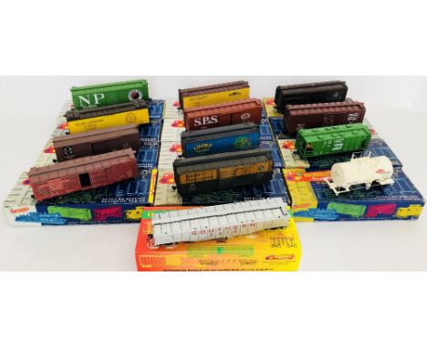 Roundhouse HO Scale Lot of Assorted Freight Wagons (x13) Boxed