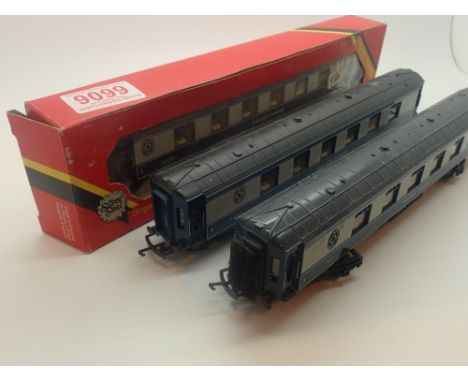 Hornby OO gauge rake of three Golden Arrow blue and grey Pullman passenger cars two unboxed and one boxed