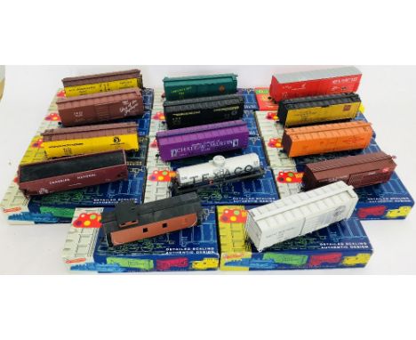 Roundhouse HO Scale Lot of Assorted Freight Wagons (x14) Boxed