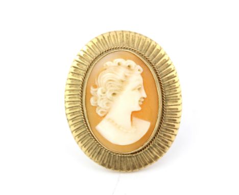 A large 9ct yellow gold cameo ring, (K). Gross weight approx. 5.5gr.&nbsp;