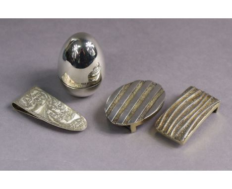 A contemporary silver oval belt buckle with polished diagonal stripes on a textured silver-gilt ground, 5.5cm wide, London 19