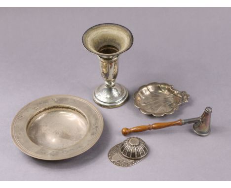 A modern silver ‘Armada’ dish, 11cm diam., London 1988 (3 oz); a Jockey cap caddy spoon, Sheffield 1973; a posy vase with fla