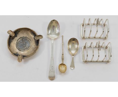Two silver toast racks, Birmingham 1925, 1949, by The Adie Brothers Ltd, together with a Chinese sterling silver ashtray, ins