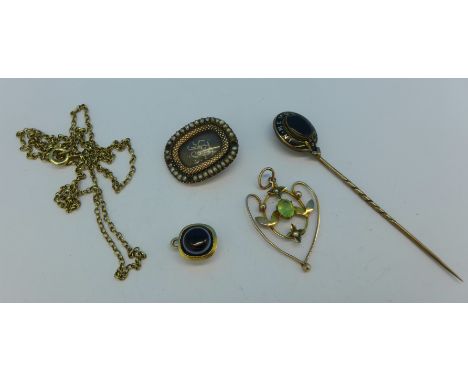 Yellow metal jewellery including a memorial hat pin, chain, brooch and two pendants, a/f, total weight 10.6g