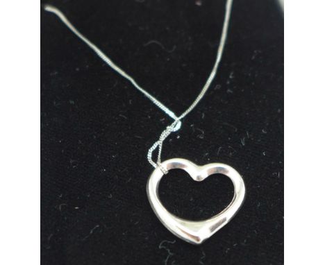 A 9ct white gold heart pendant and chain, 0.6g