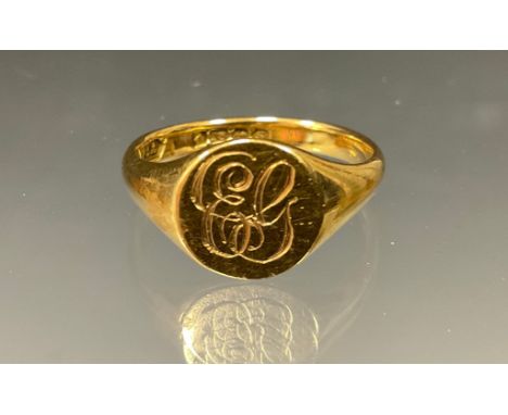 A gentleman's 18ct gold signet ring, the plateau engraved with initials, 6.7g 