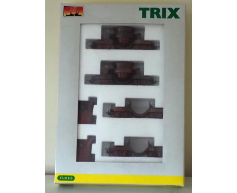 Trix H0 2-rail DC 23933 slag wagon train.  4 all-metal wagons with movable slag and transfer ladle loads.  Part of Trix steel