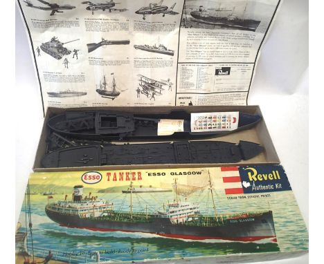 Revell oil tanker plastic kit, Esso Glasgow L: 39 cm, appears complete, contents unchecked. P&amp;P Group 1 (£14+VAT for the 