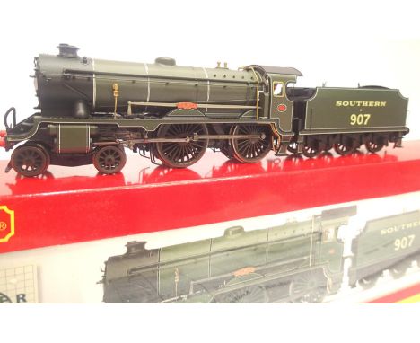 Hornby R2843 schools class, 907 Dulwich Southern Green, very near mint condition, boxed. P&amp;P Group 1 (£14+VAT for the fir