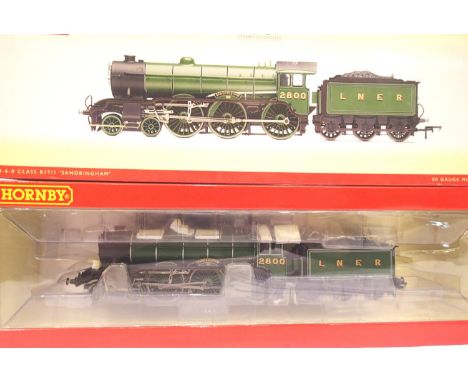 Hornby R2920 class B17 Sandringham LNER green 2800 in very near mint condition, boxed. P&amp;P Group 1 (£14+VAT for the first