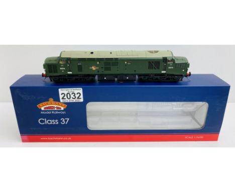 Bachmann Class 37/0 Green Loco. DCC fitted with sound, set to 3. P&amp;P Group 1 (£14+VAT for the first lot and £1+VAT for su