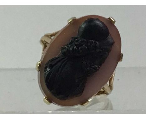 ANTIQUE GOLD AND HARDSTONE CAMEO RING, depicting a male figure in reliefThe ring is unmarked but tests for 9ct and weighs 4.5