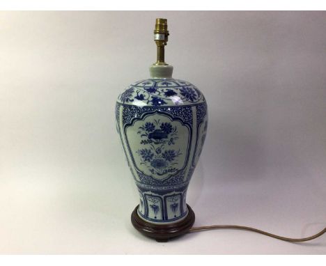 CHINESE BLUE AND WHITE TABLE LAMP, AND A PAIR OF CHINESE BLUE AND WHITE VASES the lamp lacking a shade40cm highQty: 3