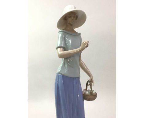 GROUP OF THREE CERAMIC FIGURES, comprising one Lladro and two NaoQty: 3