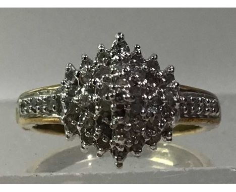 DIAMOND CLUSTER RING, in nine carat gold, size MQty: 3.2g