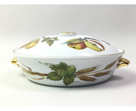 GROUP OF ROYAL WORCESTER DINNER WARE 'EVESHAM PATTERN' including bowls, ramekins and a lidded dish 