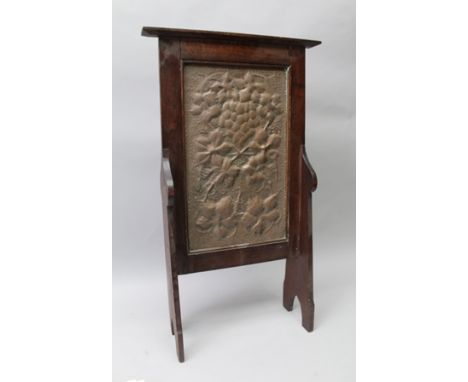 A 20TH CENTURY ARTS & CRAFTS STAINED WOOD FIRESCREEN with inset beaten copper panel decorated with vines, height 75cm 