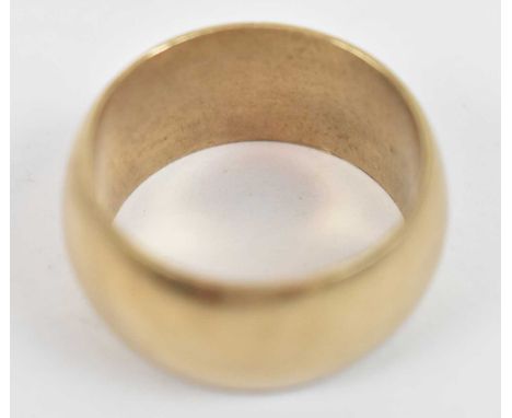 An 18ct yellow gold gent's ring, size R, approx 8.9g.