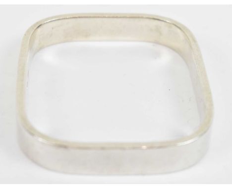 A chunky hallmarked silver bangle, approx 2.23ozt/69.5g