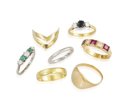 A GROUP OF SEVEN RINGS, including polished gold signet ring (size R, approx. 4.4g), a sapphire and diamond three-stone ring m