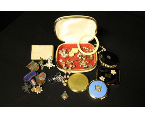 JEWELLERY - COMPACTS - costume jewellery to include a  venetian bead necklace, a 1950's pistol lighter, silver fob, driving m