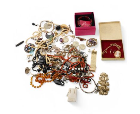 9ct gold chain, 9ct gold cameo brooch, 9ct gold blue stone and pearl pendant and a9ct gold clip, together with a collection o