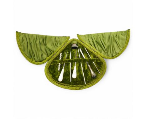 Button hook sewing set in green velvet case, W19cm 